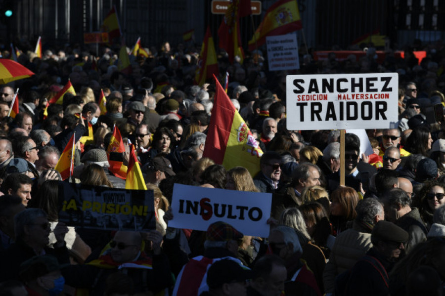 Miles de personas se manifiestan en Madrid contra Sánchez