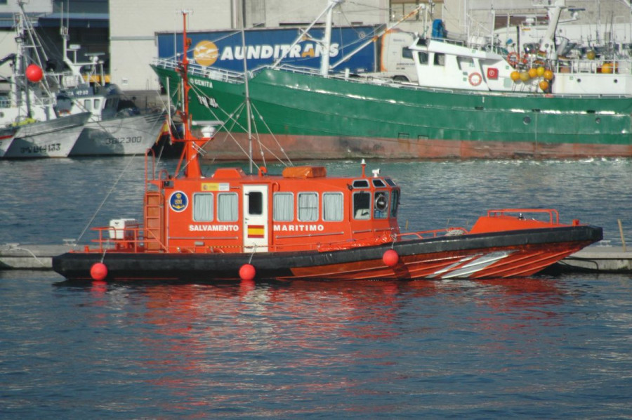 Salvamento marítimo remolca a un pesquero en Punta de Laxe Brava con el aparejo enredado en la hélice