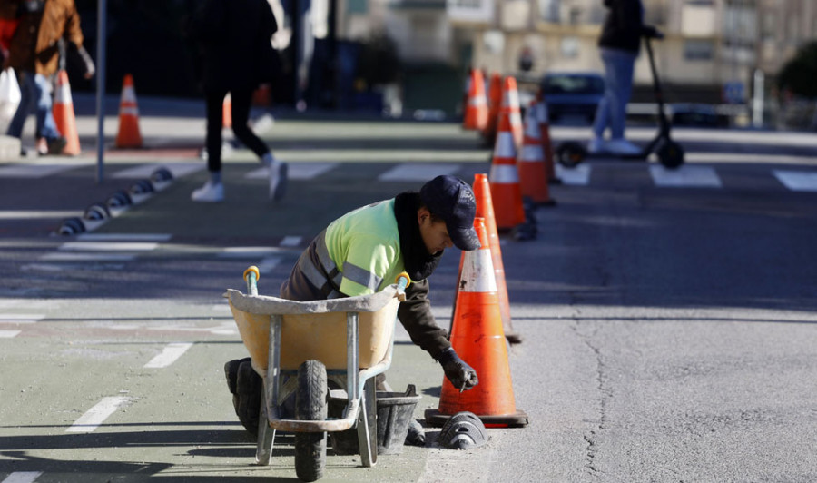 Retiran los separadores de las ciclovías para iniciar las obras de la rotonda de Fontecarmoa