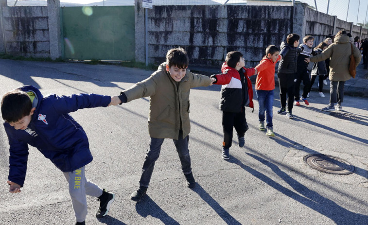 Reportaje | Los escolares de Meis crean una cadena humana del tamaño del Prestige