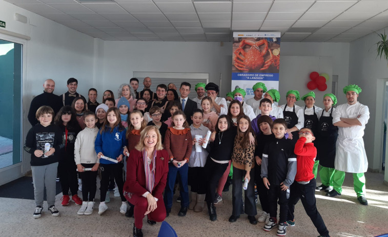 Los niños de O Grove aprenden a cocinar y los adultos la técnica del corte de jamón