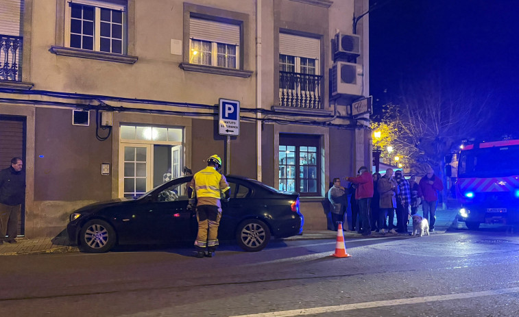 Frustrada fuga de un conductor que se estrelló contra una casa en Carril y dio positivo en drogas