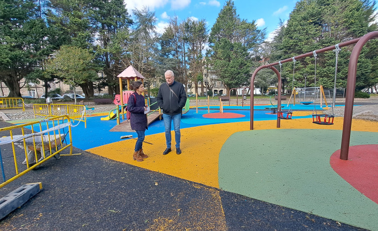 El cambio de pavimento en el parque infantil de O Castelo, con 46.301 euros de inversión, acabará en una semana