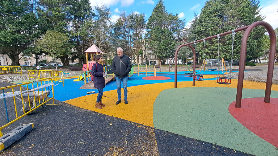 El cambio de pavimento en el parque infantil de O Castelo, con 46.301 euros de inversión, acabará en una semana