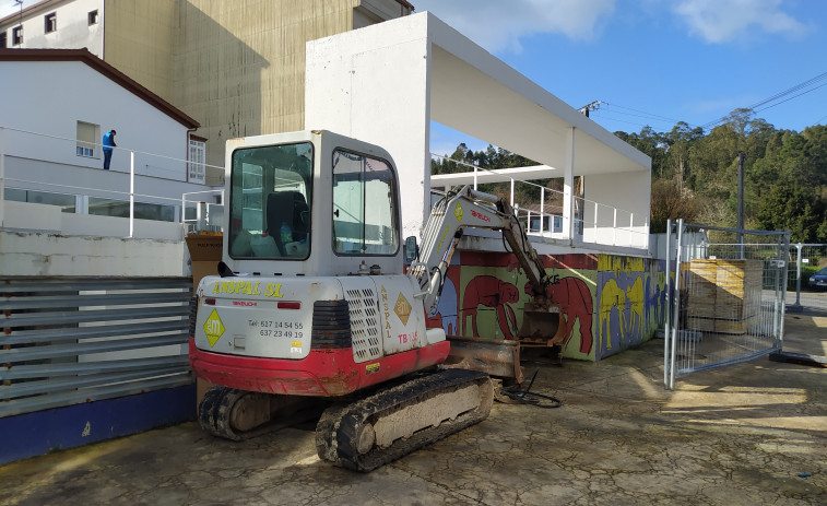 La demolición de muros perimetrales de la Casa da Xuventude de Ribeira permitirá habilitar tres pequeñas plazas