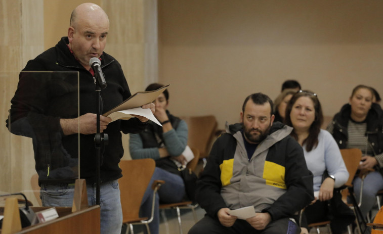 Los vendedores de pescado muestran su rechazo a ir todos los días a la Praza