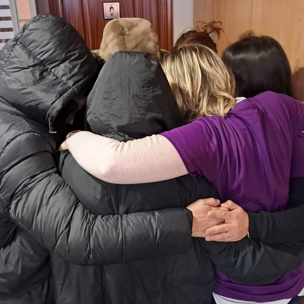 Las mujeres que denunciaron la situación que sufren se fundieron en un abrazo  Chechu
