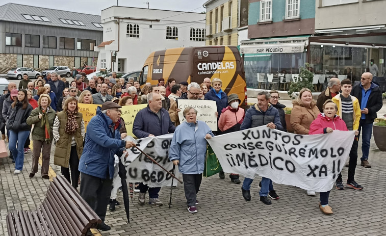 Vecinos de Corrubedo aseguran que la espera para una consulta médica en su centro de salud ronda la semana