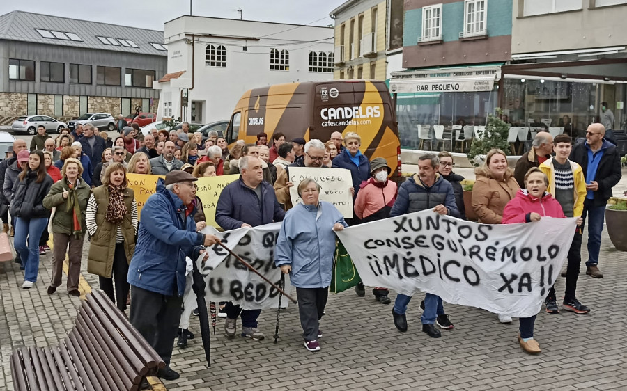 Vecinos de Corrubedo aseguran que la espera para una consulta médica en su centro de salud ronda la semana