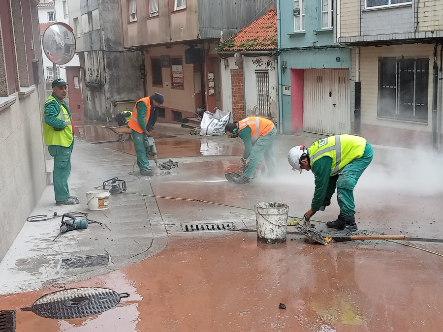 Iniciada la reparación del deteriorado pavimento en la Rúa Romero Ortiz, en el casco urbano de Ribeira