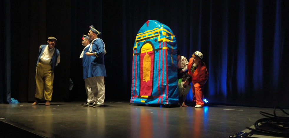 Airiños Teatro abarrotó el patio de butacas del Teatro Elma con su puesta en escena de la parodia “República sideral”