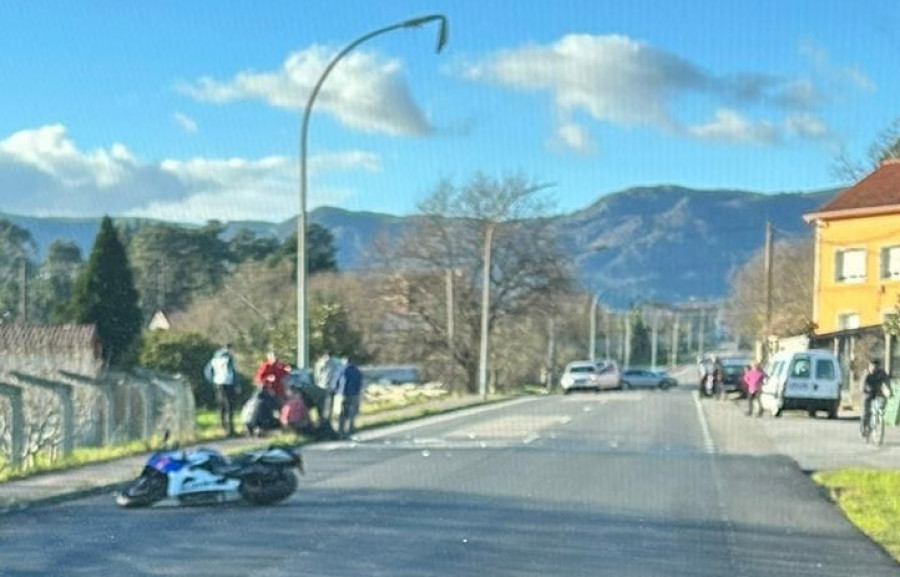 Herido un motorista en un accidente de tráfico en el que su vehículo chocó con una farola en Abanqueiro, en Boiro