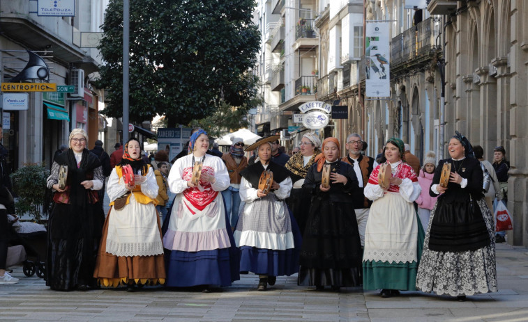 Mar de Arousa muestra sus bailes y trajes tradicionales por Vilagarcía