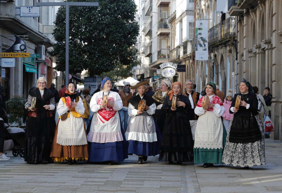 Mar de Arousa muestra sus bailes y trajes tradicionales por Vilagarcía