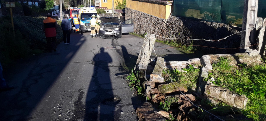Dos heridas tras salirse de vía y chocar contra un muro en Vilagarcía