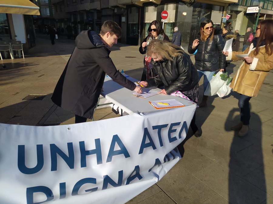 Recogidas 439 firmas en Ribeira en defensa de la atención sanitaria en los centros de salud