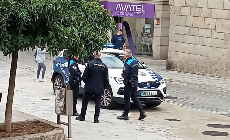 Identificados tres menores de edad en una pelea multitudinaria en pleno centro de Ribeira