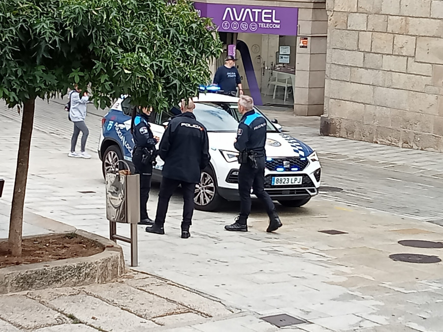 Identificados tres menores de edad en una pelea multitudinaria en pleno centro de Ribeira