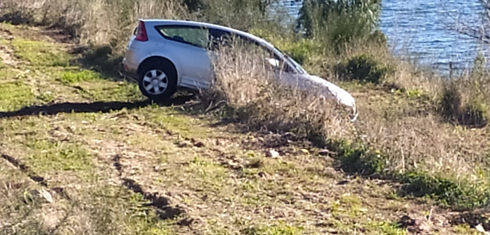 Un coche cae por un terraplén en la zona pobrense de A Mercé y su conductor sale ileso
