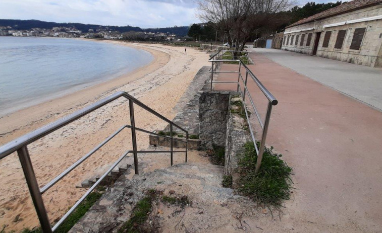Eliminan la mancha del vertido de combustible de la playa de Coroso