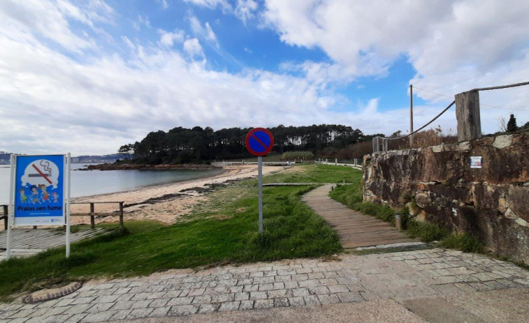 El paseo litoral entre las playas de Coroso y Río Azor, en Ribeira, revalida su bandera 