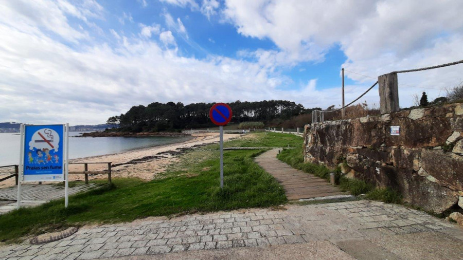 El paseo litoral entre las playas de Coroso y Río Azor, en Ribeira, revalida su bandera "Sendero Azul"