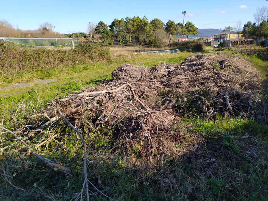 Advierten del depósito de escombros y restos de talas en el abandonado campo de fútbol de Olveira
