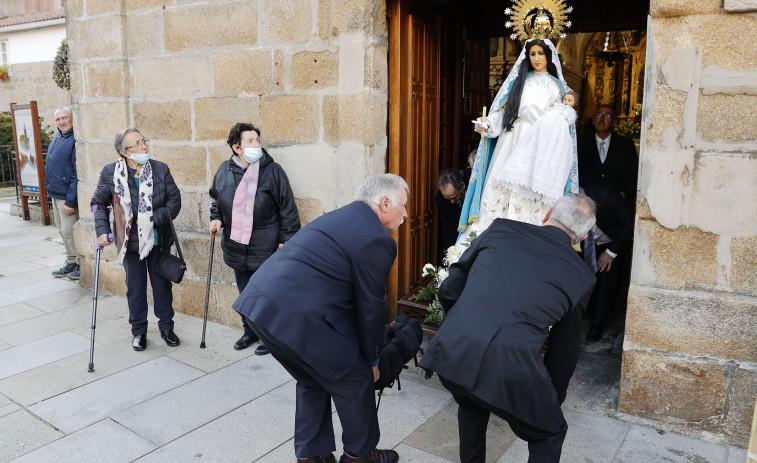 Cambados honra a la Candelaria con la tradicional bendición de velas y la presentación de los niños a la Virgen