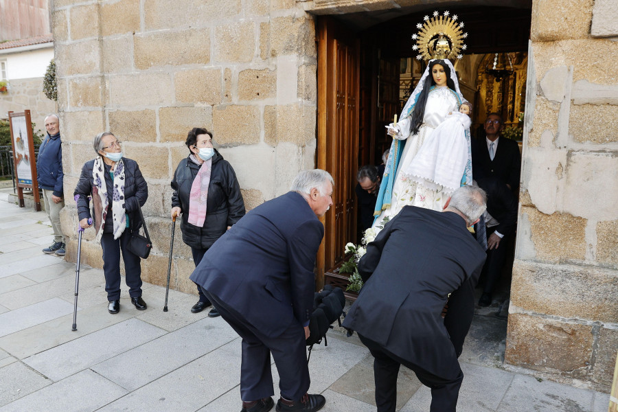 Cambados honra a la Candelaria con la tradicional bendición de velas y la presentación de los niños a la Virgen