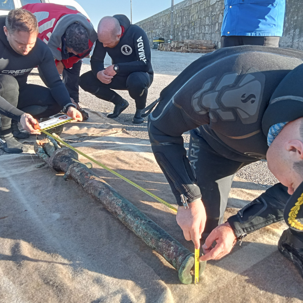 Recuperados otros dos cañones y tres cargadores de bronce del siglo XVI en el litoral de Corrubedo