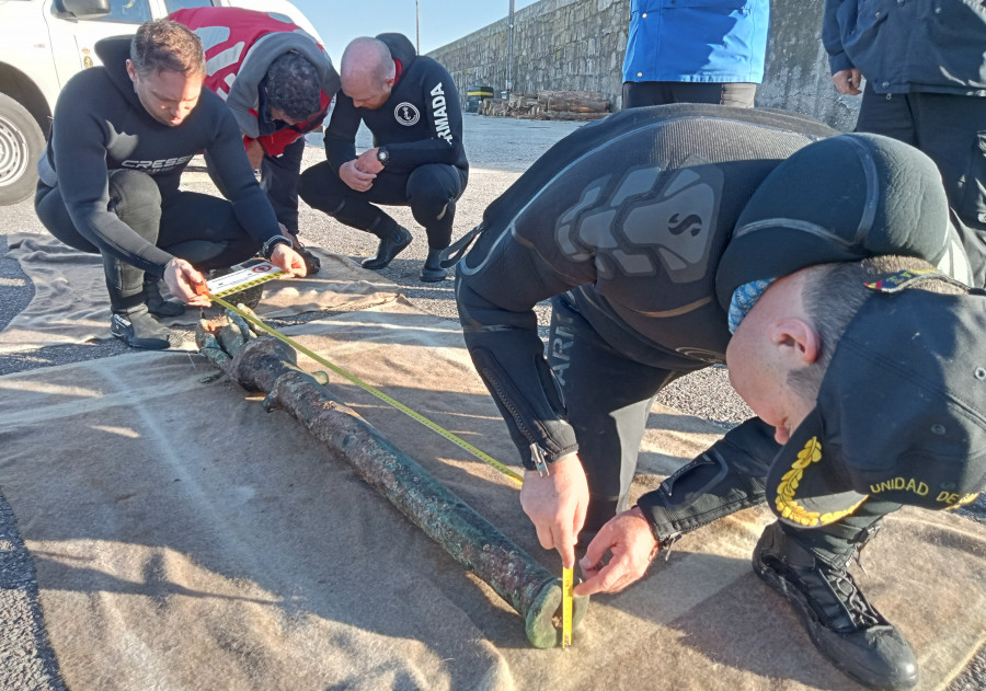 Recuperados otros dos cañones y tres cargadores de bronce del siglo XVI en el litoral de Corrubedo