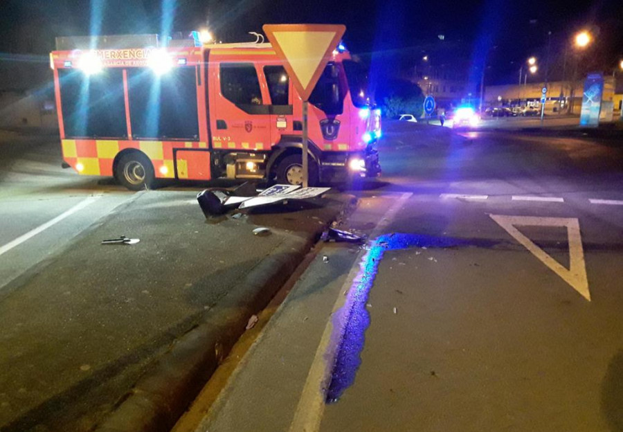 Golpea una rotonda, tira la señal, se fuga y es incapaz de soplar el alcoholímetro en Vilagarcía