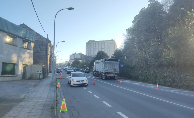 Colisionan dos ciclistas en García Caamaño y un camión se estropea en pleno Pablo Picasso