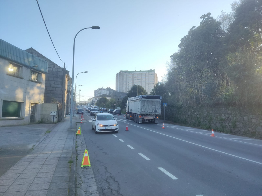 Colisionan dos ciclistas en García Caamaño y un camión se estropea en pleno Pablo Picasso