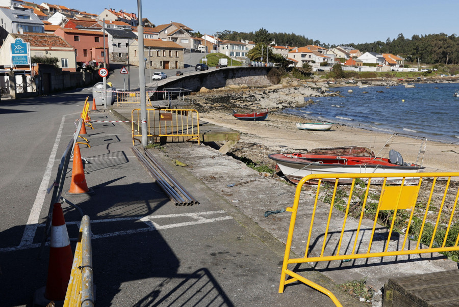 Costas obliga a parar la retirada del paseo de O Naval el primer día de obra