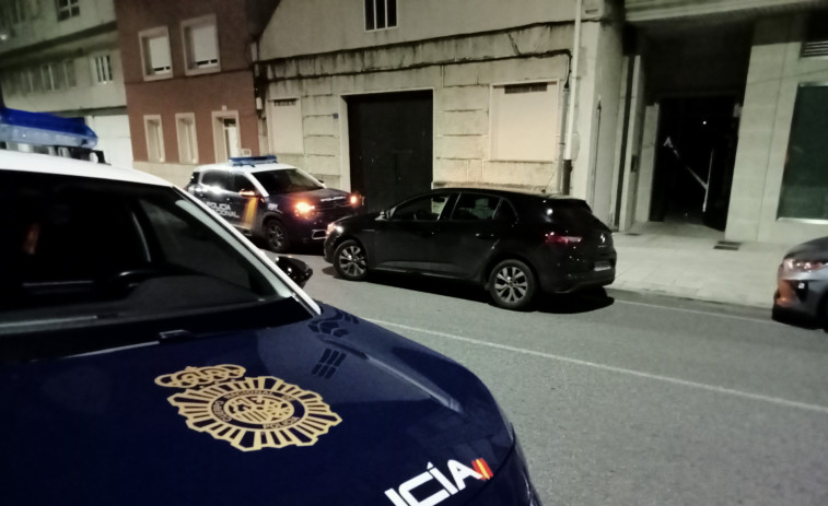 Intenta secuestrar a una mujer en una vivienda de la Avenida da Coruña, en Ribeira