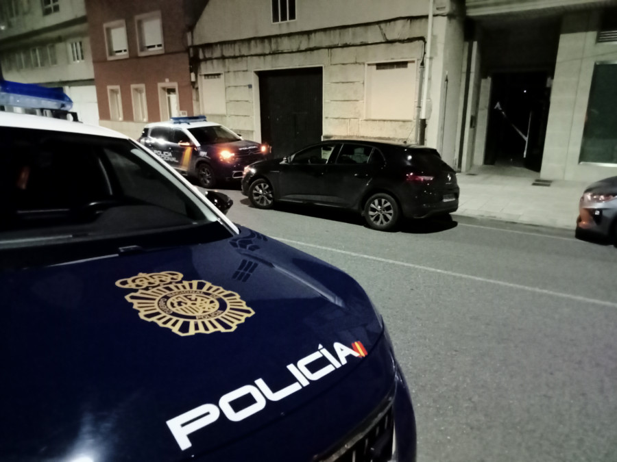 Intenta secuestrar a una mujer en una vivienda de la Avenida da Coruña, en Ribeira