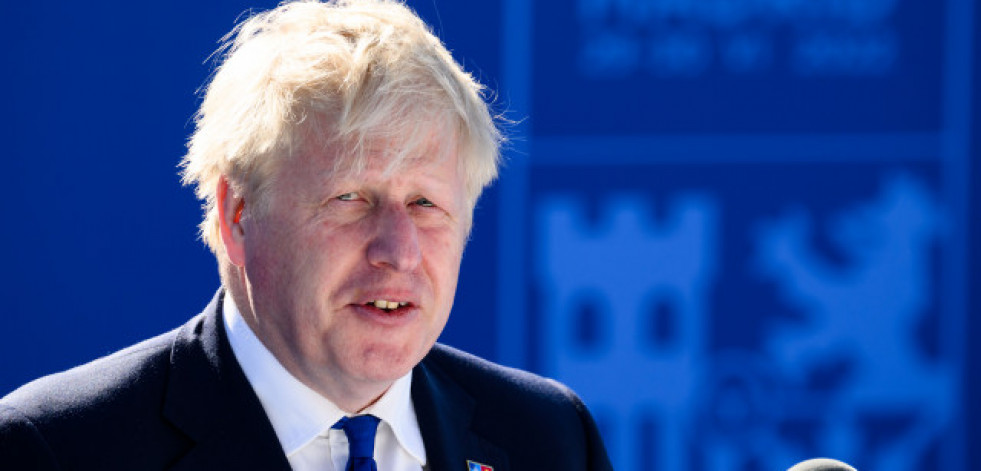 El presidente de la BBC niega un vínculo financiero con Boris Johnson