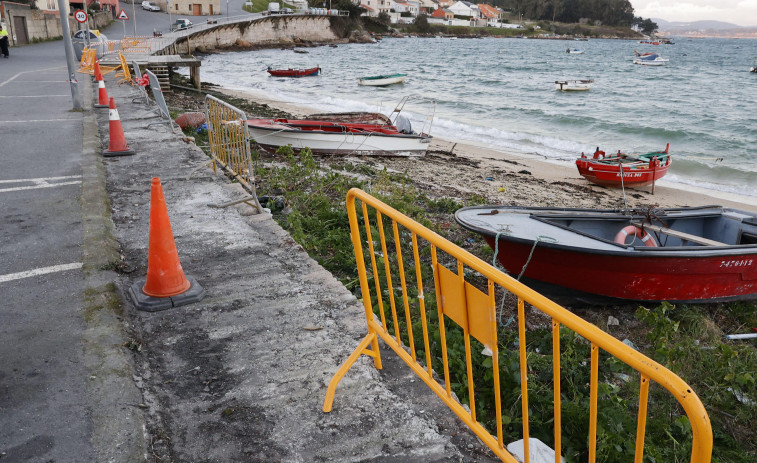 A Illa retoma la retirada de la pasarela de madera de O Naval tras dialogar con Costas