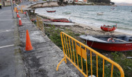 A Illa retoma la retirada de la pasarela de madera de O Naval tras dialogar con Costas