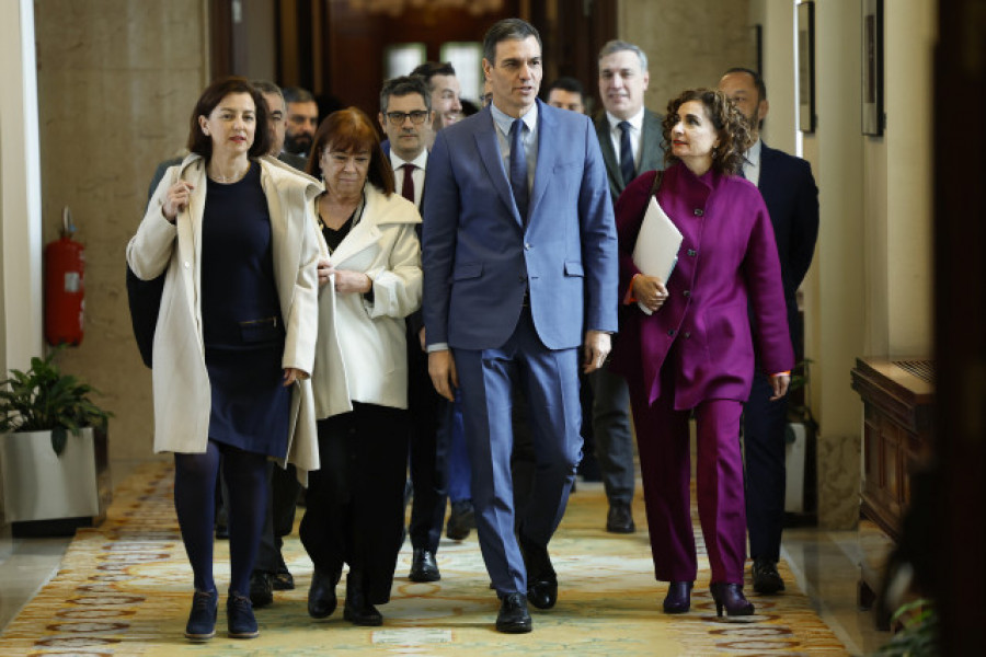 Sánchez critica la falta de ideas del PP en su cumbre "vintage" de Valencia