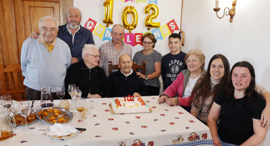 Ribadumia celebra los 102 años de Dositeo Valiñas, el párroco más longevo