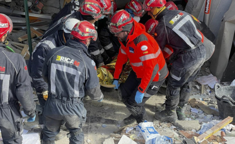 Bomberos españoles rescatan a varias personas tras el terremoto Turquía