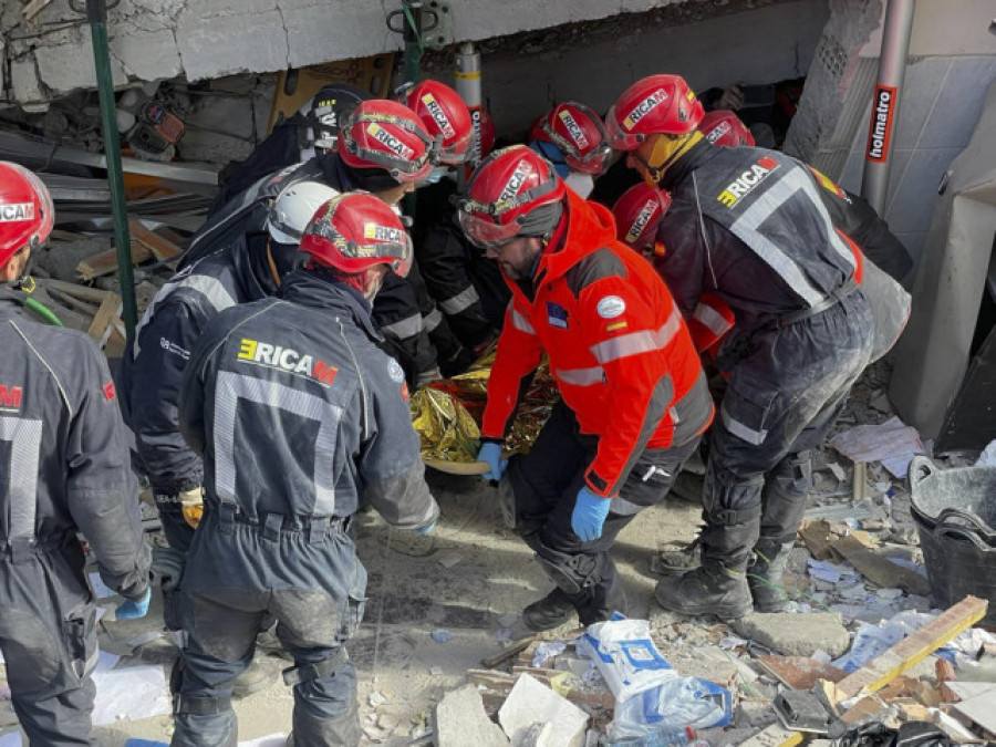 Bomberos españoles rescatan a varias personas tras el terremoto Turquía