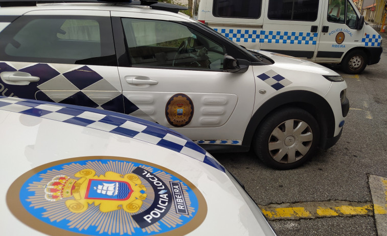 Da positivo en tres drogas después de adelantar en línea continua a un coche camuflado de la Policía Nacional en Ribeira