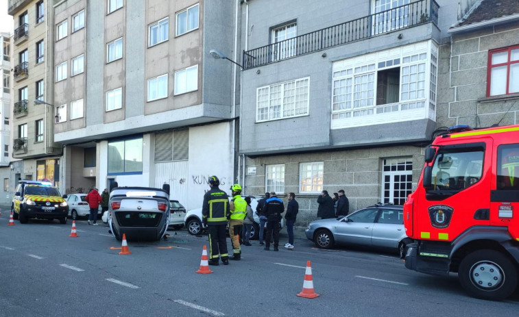 Chocan contra tres coches, vuelcan y abandonan el vehículo en Vilagarcía