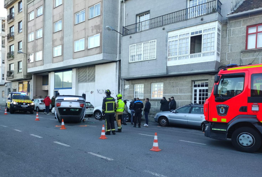 Chocan contra tres coches, vuelcan y abandonan el vehículo en Vilagarcía