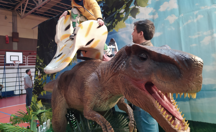 Una veintena de dinosaurios atraen a cientos de niños y adultos a una exposición en Ribeira