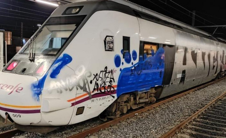 La Guardia Civil investiga  a seis personas por hacer pintadas en un tren en Catoira