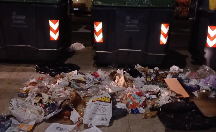 Denuncian el derrame de basura de los contenedores en calles y plazas del centro de Ribeira